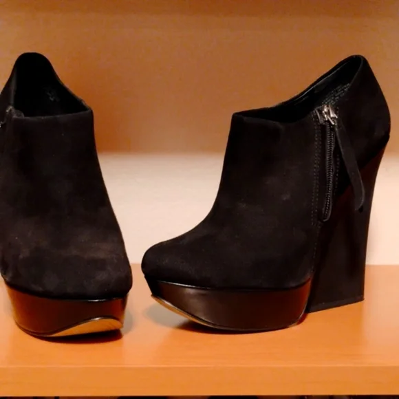 Shoes - Picture 2 of 12